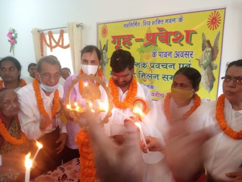 Er.Shiv Prasad, Samajsevi Dr.B.N.Yadav Madhepuri, MLA Chandrahas Chaupal, Brahmakumari Ranju Didi and others in celebration gesture at Shiv Shakti Bhawan, Madhepura.