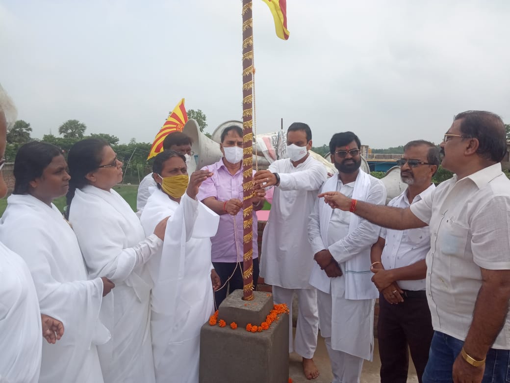 MLA Chandrahas Chaupal, Educationist Dr.B.N.Yadav Madhepuri, Brahmakumari Ranju Didi, Er.Shiv Prasad Tekriwal and others unfurling Brahmakumari flag at Singheshwar. 