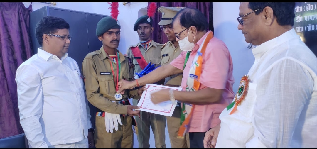 Educationist Dr.Bhupendra Narayan Yadav Madhepuri giving certificate & medal to the best NCC Cadet on the occasion of 75th Independence Day In cordial presence of Principal Prof.(Dr.)K.P.Yadav and Senator Dr.Jawahar Paswan at T.P.college Madhepura 