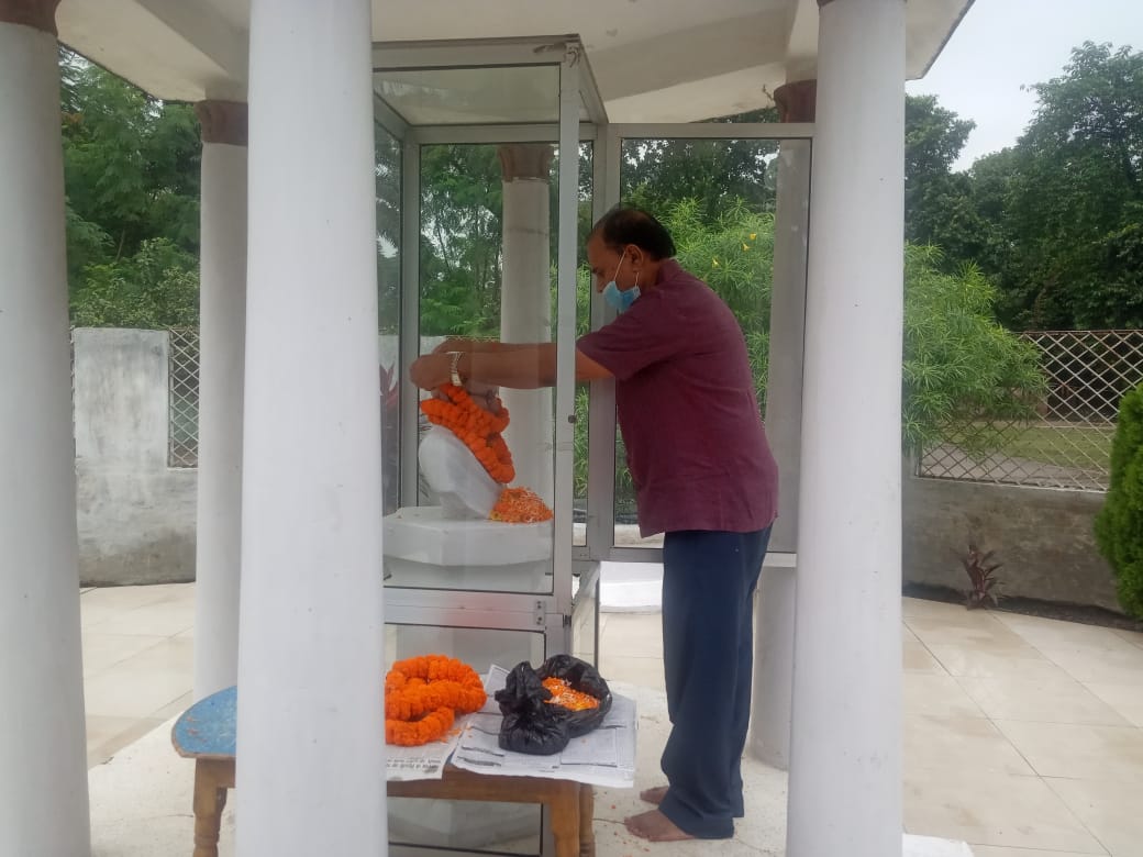 Samajsevi-Shikshavid Dr.Bhupendra Narayan Yadav Madhepuri offering floral tribute to Rashtrapita Mahatma Gandhi on the occasion of Mahatma Gandhi Jayanti.