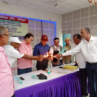 Samajsevi Shikshavid Dr.Bhupendra Narayan Yadav Madhepuri, Lutinent Colonel Dr.Ravishankar Lal, Major Amit Priyadarshi, Subedar Major Kirti Narayan Yadav, Gopal Mishra and others inaugurating Meeting of Army Men at Kalabhawan , Madhepura.