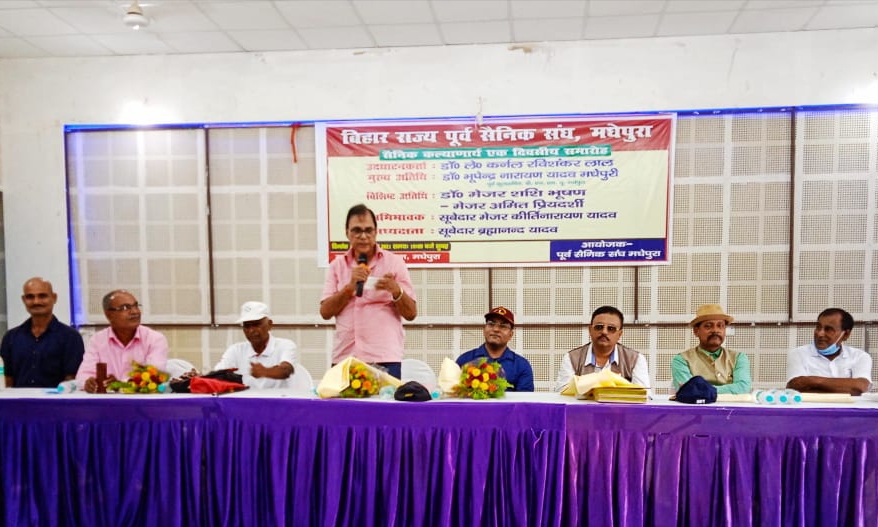 Shikshavid Dr.B N.Yadav Madhepuri addressing former Army Men at Bhupendra Kala Bhawan, Madhepura. 