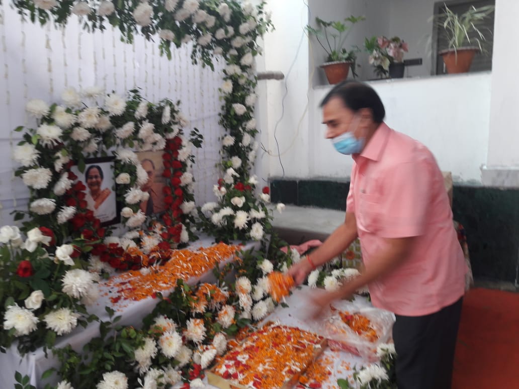 Samajsevi Shikshavid Dr.Bhupendra Narayan Yadav Madhepuri paying homage to Bhagyamani Devi at Murho Gram.