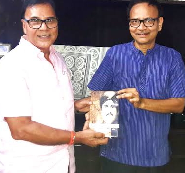 Shikshavid Dr.Bhupendra Madhepuri presenting his book "Rasbihari Lal Mandal : Paradhin Bharat Mein Swadhin Soch" to Justice K.K.Mandal.