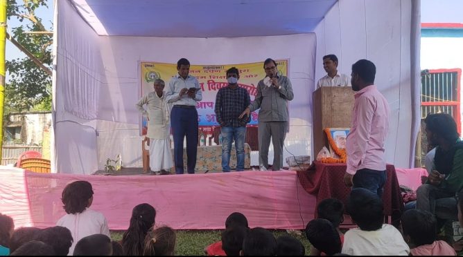 Chief Guest Dr.Bhupendra Narayan Yadav Madhepuri along with Dr.Arun Kumar addressing children at Sunderpatti School on the occasion of Children's Day.