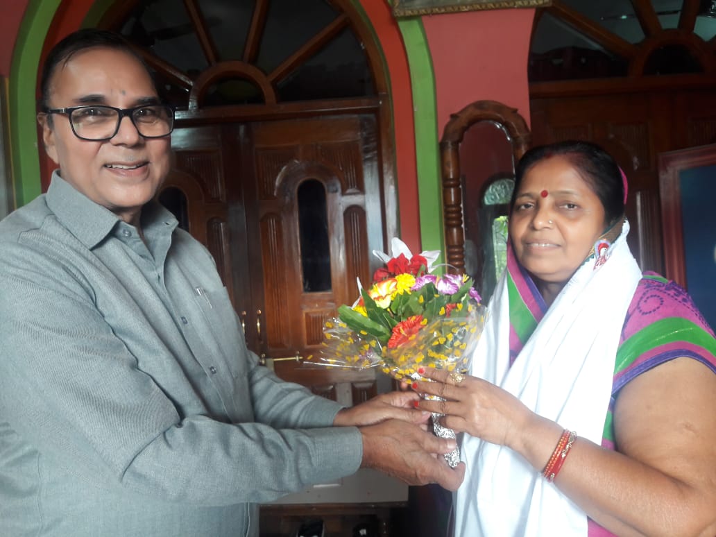 Newly nominated Chairman of Madhepura Nagar Parishad Nirmala Devi is being honoured by Samajsevi Shikshavid Dr.Bhupendra Narayan Yadav Madhepuri.