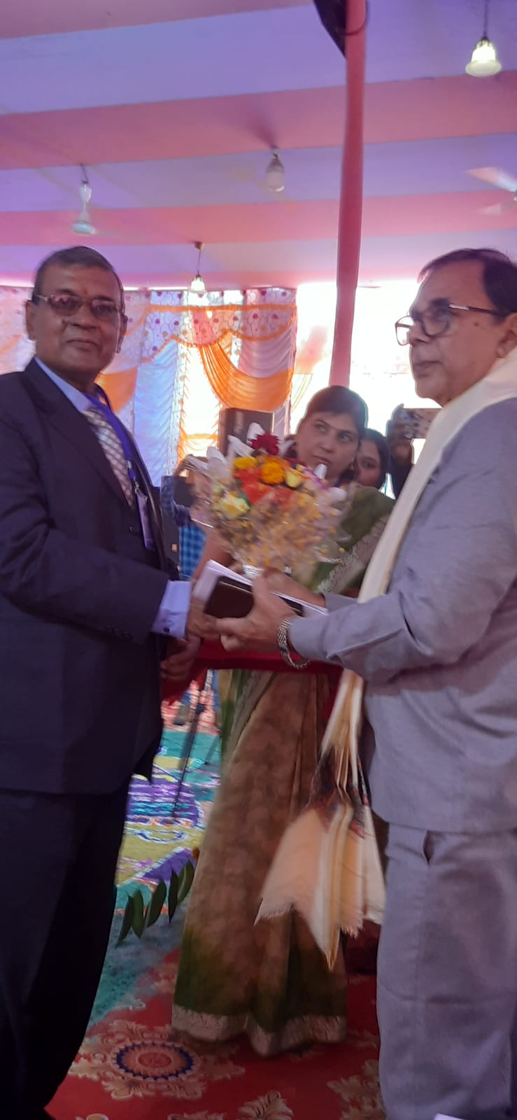 Former University Professor of Physics Dr.B.N.Yadav Madhepuri is being honoured by Principal Prof.(Dr.)P.N.Piyush at National Seminar.