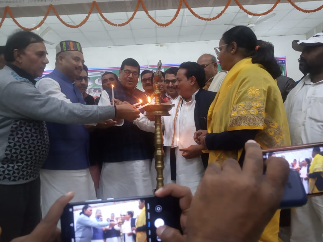 From LtoR Samajsevi Dr.Bhupendra Narayan Yadav Madhepuri, MP Santosh Kushwaha, MP Dinesh Chandra Yadav, MLA Niranjan Mehta, Ashok Choudhary and Zila Adyaksha Guddi Devi jointly inaugurating the meeting at Bhupendra Kala Bhawan. 