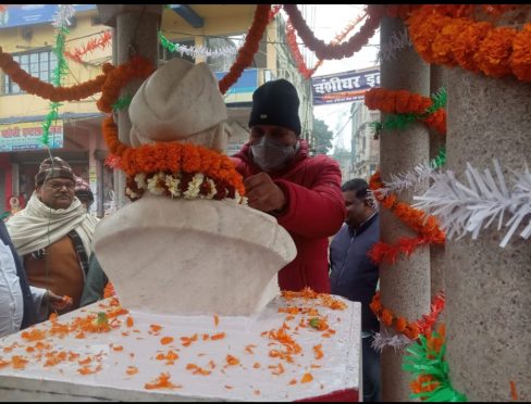 Samajsevi Shikshavid Dr.Bhupendra Narayan Yadav Madhepuri paying homage to Netaji Subhash Chandra Bose on 125th birth anniversary at Subhash Chowk Madhepura.