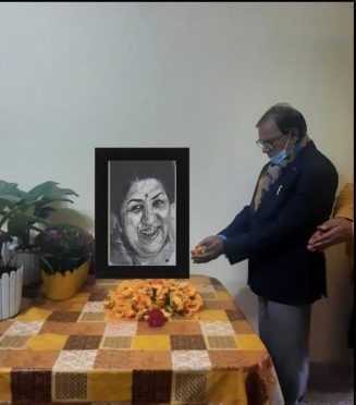 Dr.Bhupendra Narayan Yadav Madhepuri paying homage to Lata Mangeshkar.