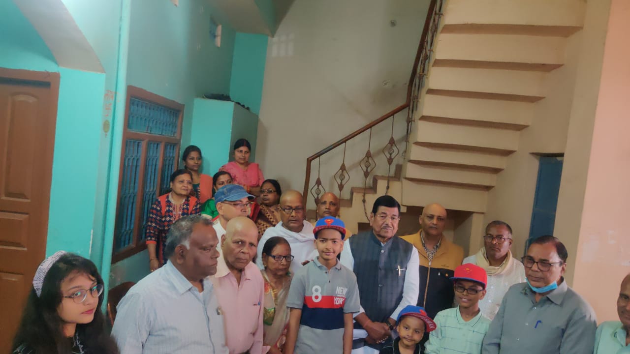 MP Dinesh Chandra Yadav and Shikshavid Dr.Bhupendra Narayan Yadav Madhepuri with the family members of Raju Bhaiya.