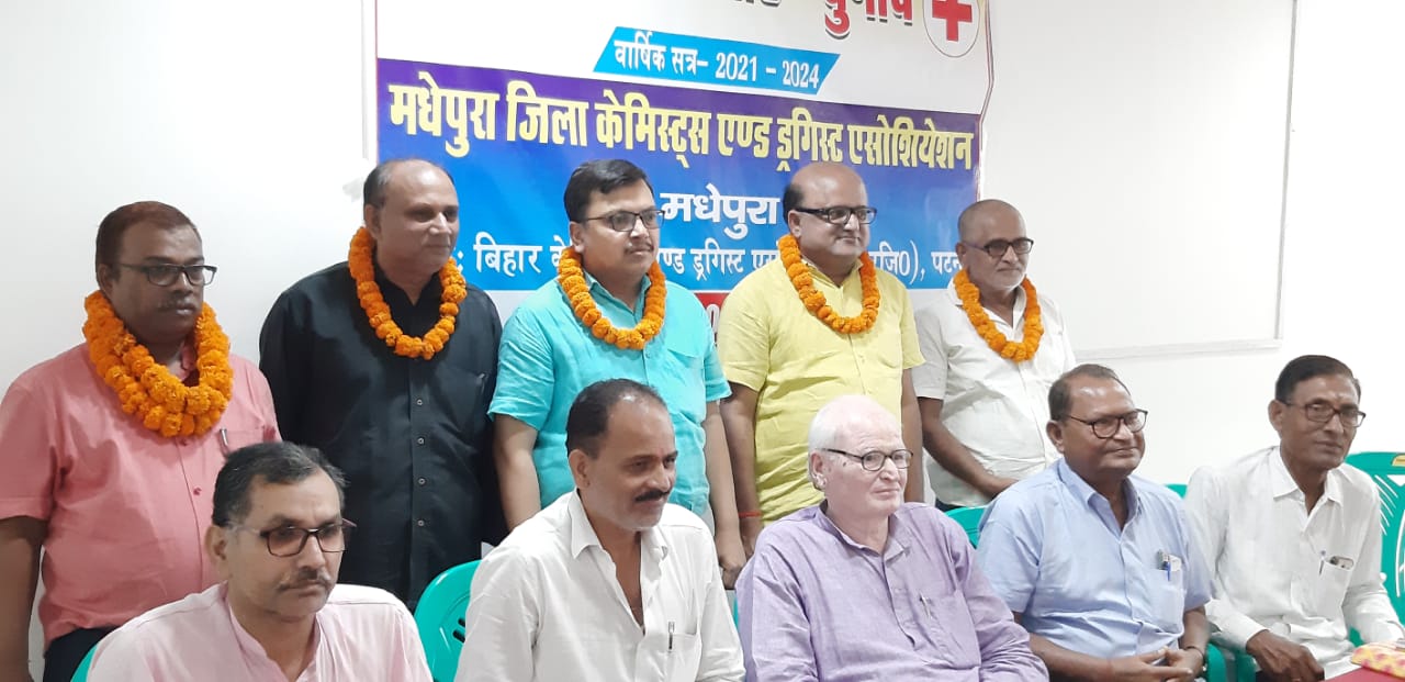 Newly elected President Manish Sarraf along with Kishore Kumar, Vikash Sarraf, Ataullah Kazmi and others at Jeevan Sadan, Madhepura. 