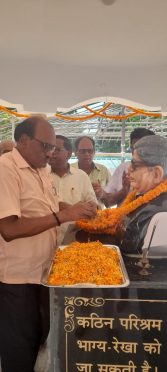 VC Dr R.K.P.Raman paying homage to Magavir Babu at BNMU, Madhepura