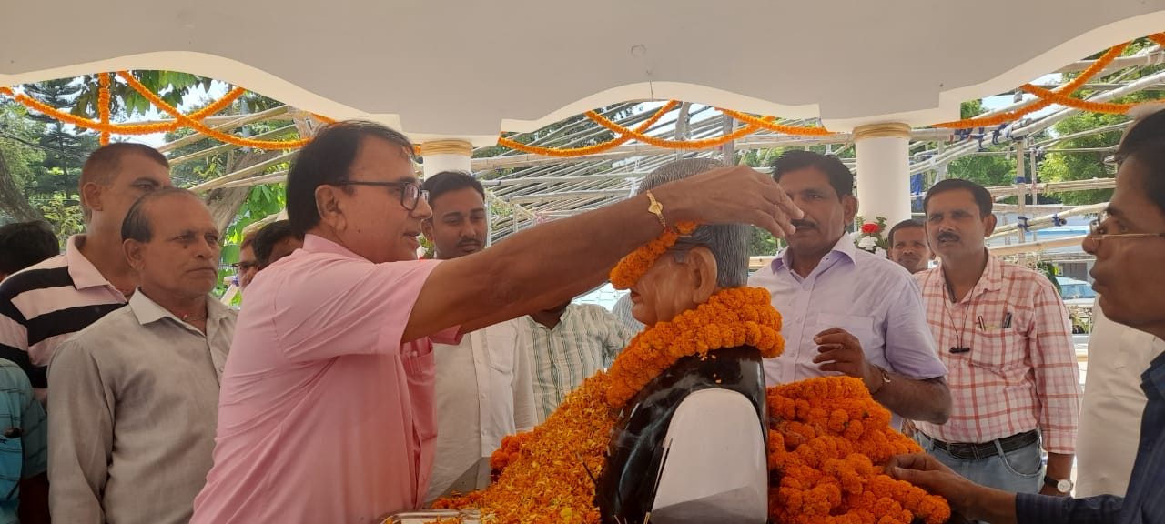 Samajsevi-Educationist Dr.B.N.Yadav Madhepuri paying tribute to Former State Education Minister Dr.Mahavir Babu at BNMU Campus.