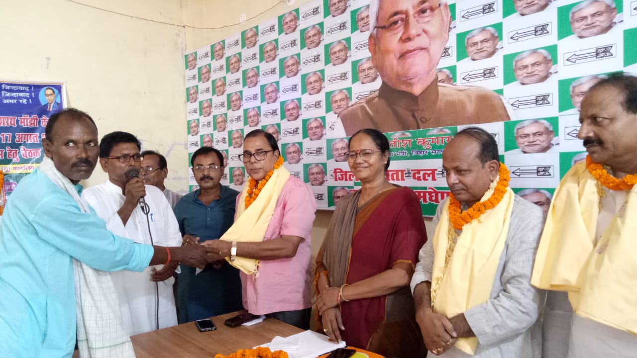 Shikshavid Dr.Bhupendra Narayan Yadav Madhepuri along with Prof.Shivkumar Yadav and Anand Rajak are being honoured by JDU President Guddi Devi and Karyakarta at Madhepura JDU party office.