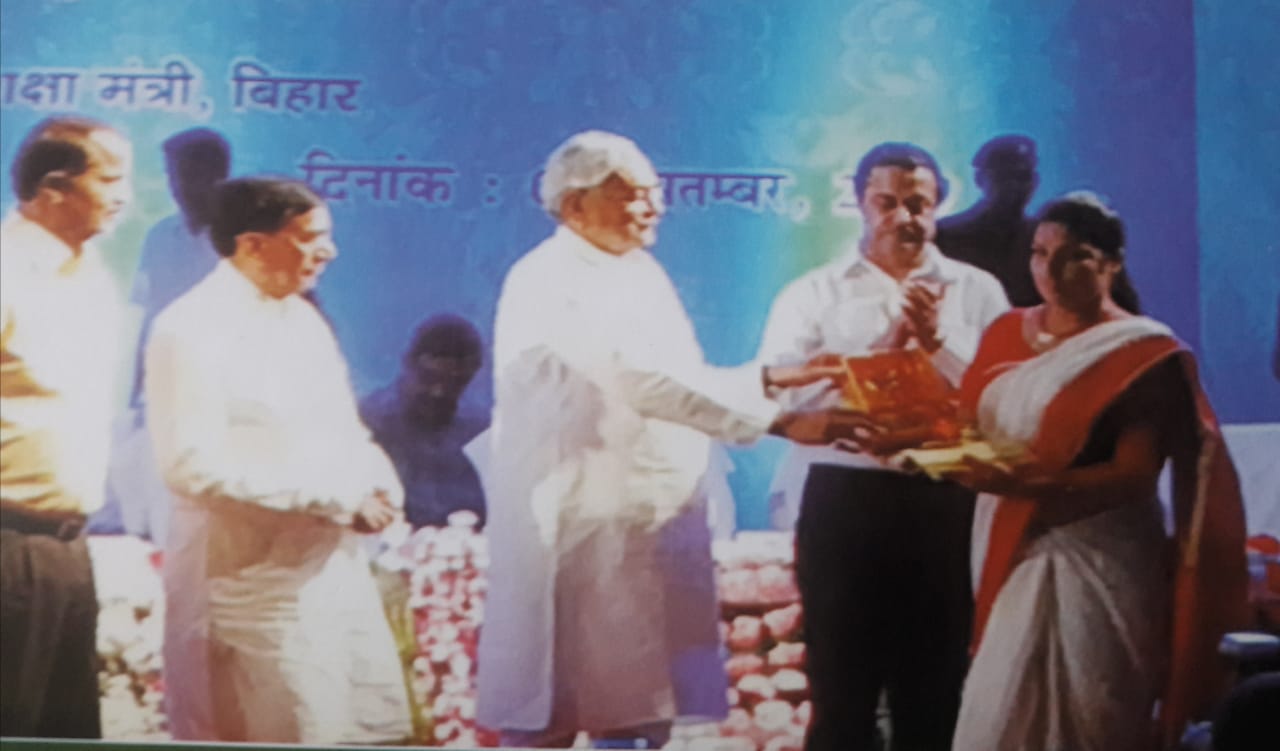 Teacher Babita Kumari receiving award from CM Nitish Kumar. 