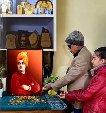 Samajsevi Dr.Madhepuri with Aadya deep paying homage to Swami Vivekanand on the occasion ofNational Youth Day.