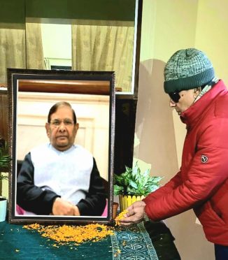 Dr.B.NYadav Madhepuri paying homage to Sharad Yadav.