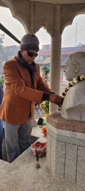 Dr.Bhupendra Madhepuri paying homage to Samajwadi Bhupendra Narayan Mandal at Bhupendra Chowk Madhepura.