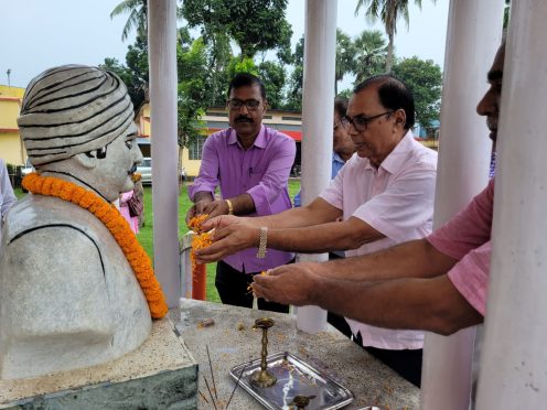 Dr.Bhupendra Madhepuri paying homage to Rasbihari Lal Mandal in the occasion of 106th death anniversary at Madhepura.