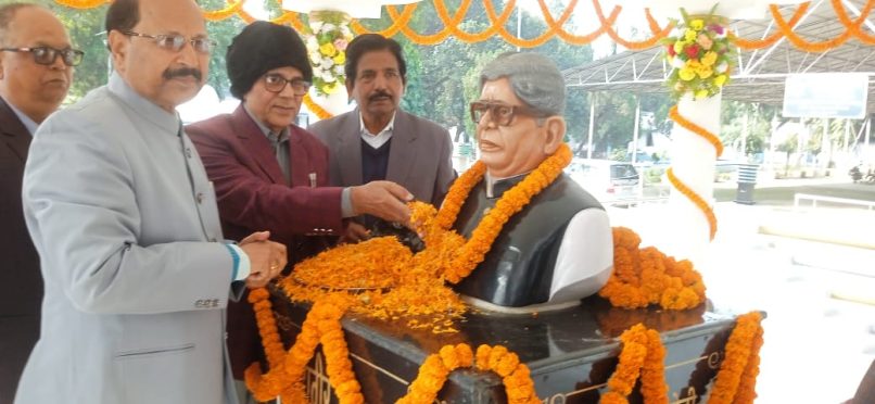 Dr.Bhupendra Madhepuri paying homage to Dr.Mahavir Prasad Yadav at BNMU