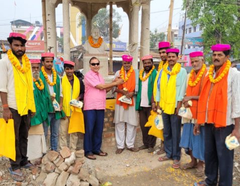 Samajsevi Dr.Bhupendra Madhepuri felicitating Rajmistri Harinandan Yadav, Rijwan Alam, Electricians Shivkumar, Arvind Kumar, Sanjay Mukhiya, Gajjo Mukhiya, Laxman Das, Vikas Kumar, Ram Kumar, Mahendra Sah and others on the occasion of Majdoor Diwas at Bhupendra Pratima Sthal Madhepura.