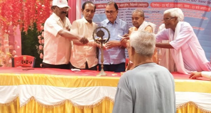 Samajsevi Dr.Bhupendra Madhepuri, Sant Ganga Das, Sachindra Mahto and other's inaugurating Nasha Unmulan Meeting at Ashok Vatika Singjeshwar.